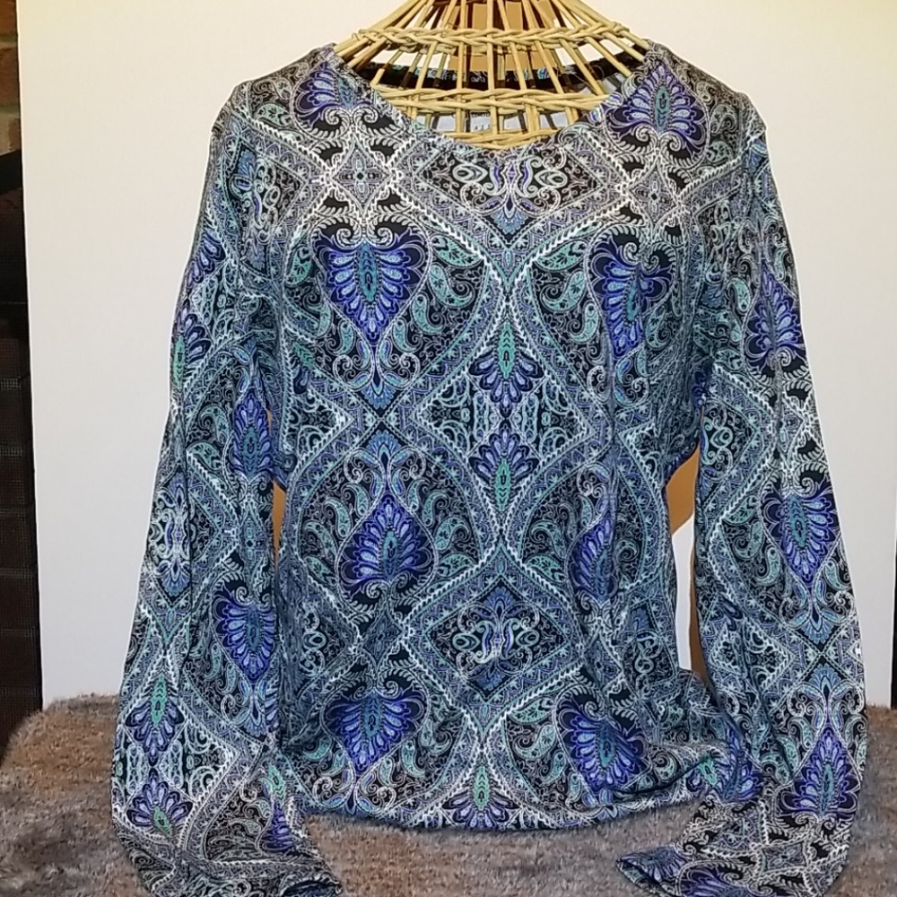 Long sleeve V neck shirt